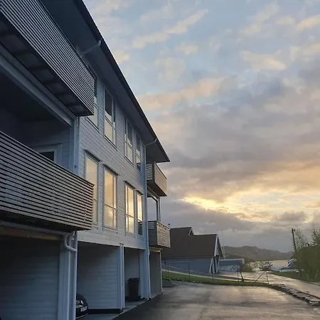 Nydelig Leilighet- Solrik/2 Balkonger Apartment