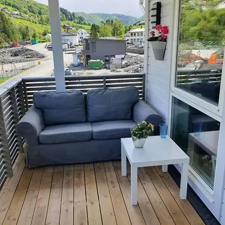 Apartment Nydelig Leilighet- Solrik/2 Balkonger